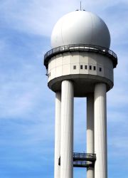 radarturm-des-ehemaligen-flughafen-tempelhof_14080432969_o